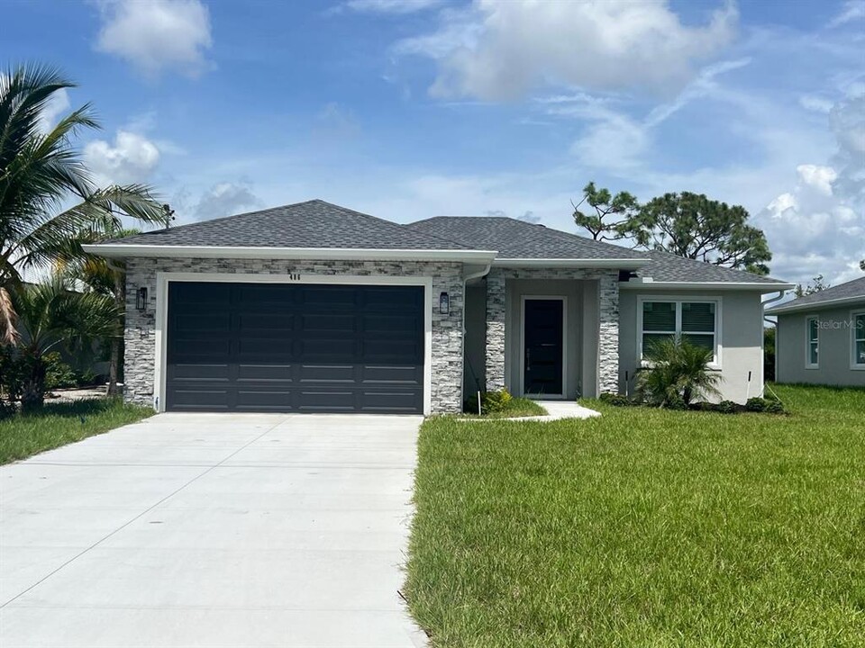 183 Wright Dr in Rotonda West, FL - Building Photo