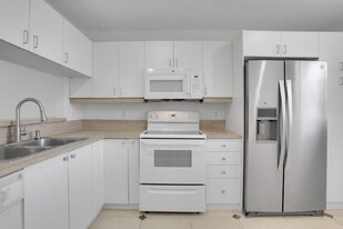 315 NW 36th Ave in Deerfield Beach, FL - Building Photo