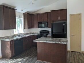 819 Thompson Dr in Oregon, WI - Building Photo - Building Photo