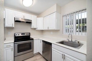 Lynwood Knolls in Vacaville, CA - Building Photo