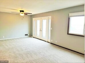 227 14th Ave S, Unit 2 in South St. Paul, MN - Foto de edificio - Building Photo