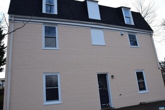 107 Harris Rd in Charlottesville, VA - Foto de edificio - Building Photo