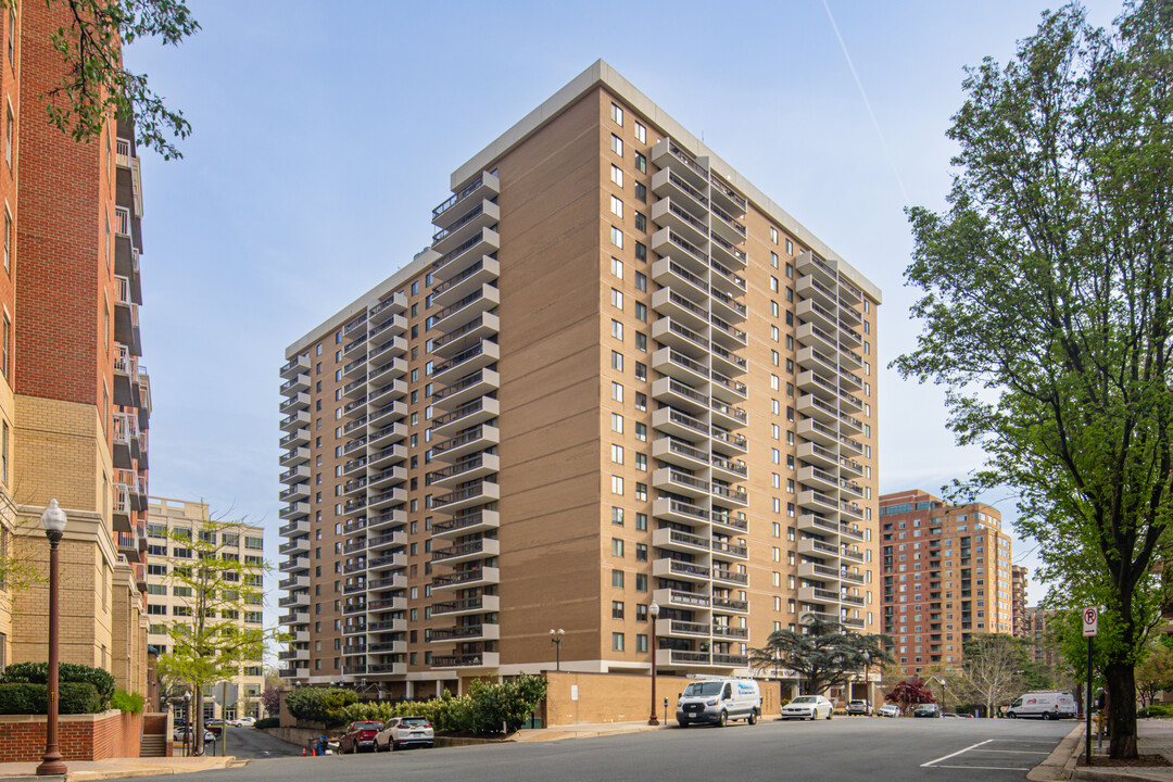 Tower Villas in Arlington, VA - Building Photo