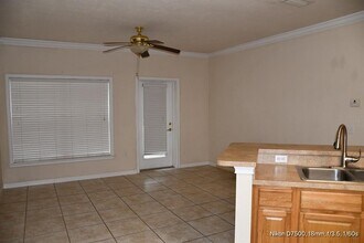 2165 NW 10th St in Gainesville, FL - Building Photo - Building Photo