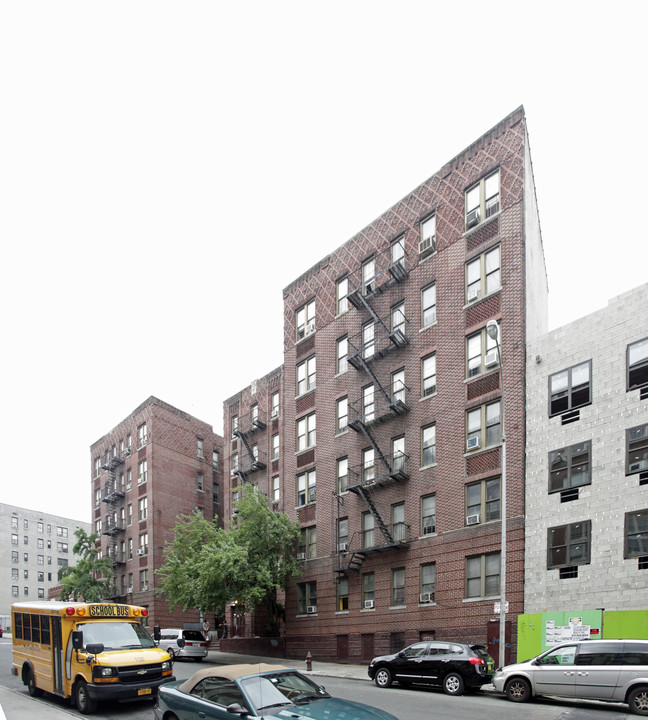 2405 Marion Ave in Bronx, NY - Foto de edificio