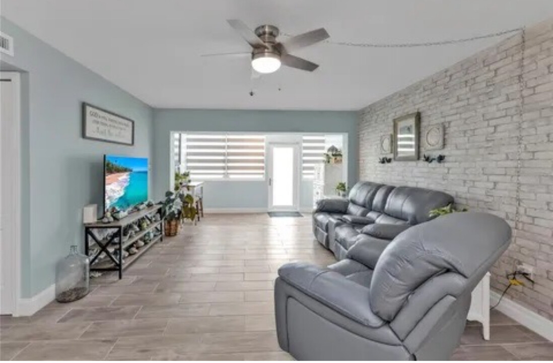 21287 Gertrude Ave in Port Charlotte, FL - Foto de edificio
