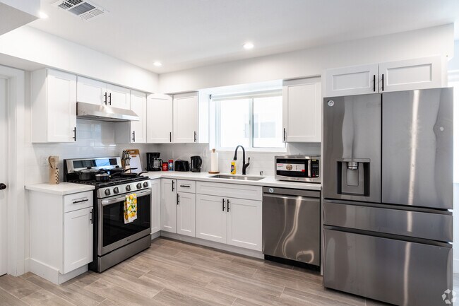 3001 Van Buren Pl in Los Angeles, CA - Building Photo - Building Photo