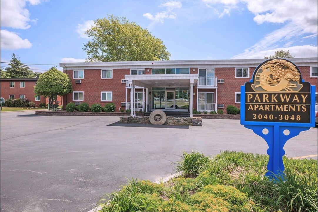 Parkway Apartments in Riverside, RI - Foto de edificio