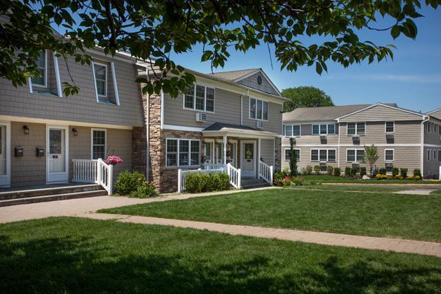 Fairfield Village At Commack in Commack, NY - Building Photo - Building Photo