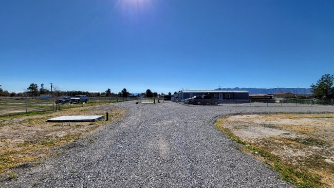 1611 E Gamebird Rd, Unit C in Pahrump, NV - Foto de edificio - Building Photo