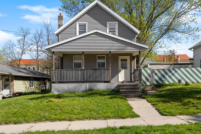 102 W Walnut St in Anamosa, IA - Building Photo - Building Photo