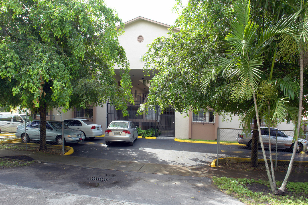 1501 W 42nd St in Hialeah, FL - Foto de edificio