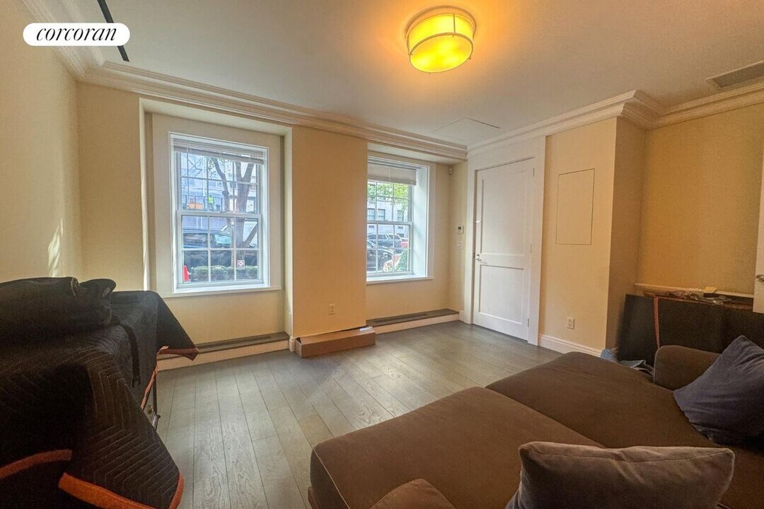 40 E 72nd St in New York, NY - Building Photo