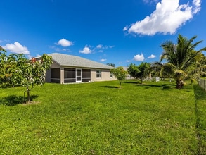 512 SW McComb Ave in Port St. Lucie, FL - Foto de edificio - Building Photo