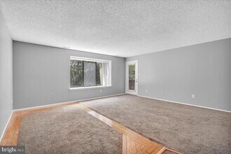5512B Aberdeen Dr in Mount Laurel, NJ - Building Photo - Building Photo