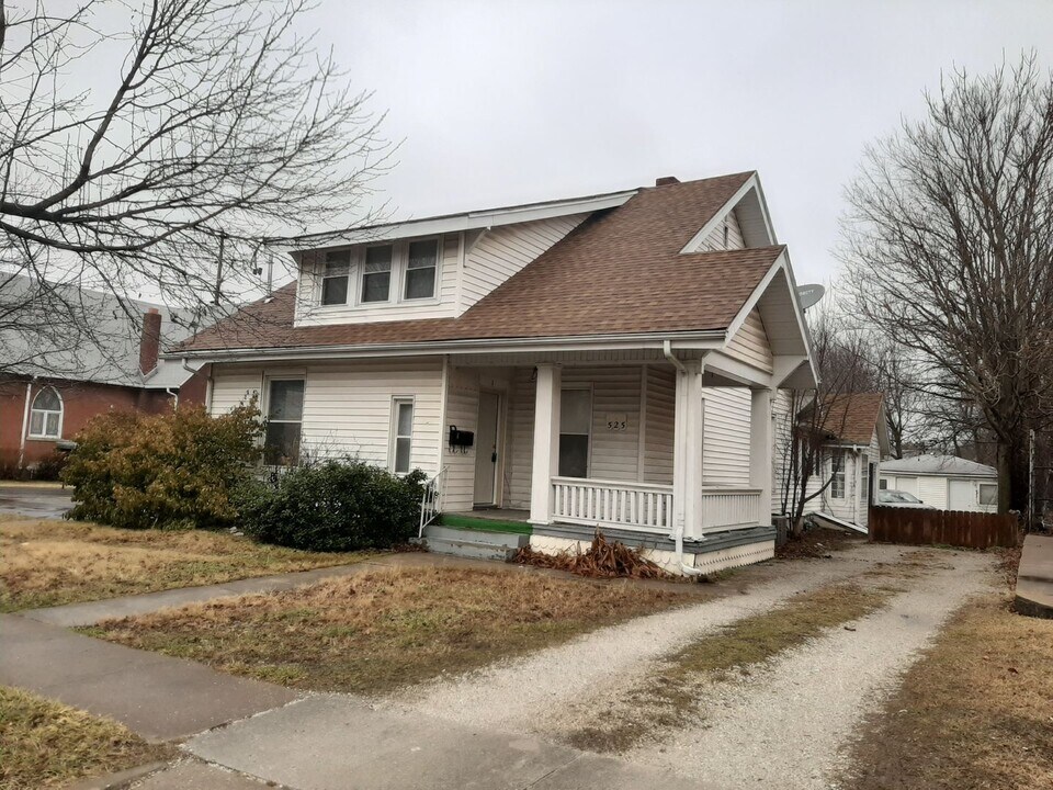525 W Scott St in Springfield, MO - Building Photo