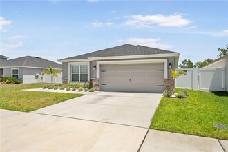 7224 Twisting Pines Lp in Zephyrhills, FL - Building Photo - Building Photo