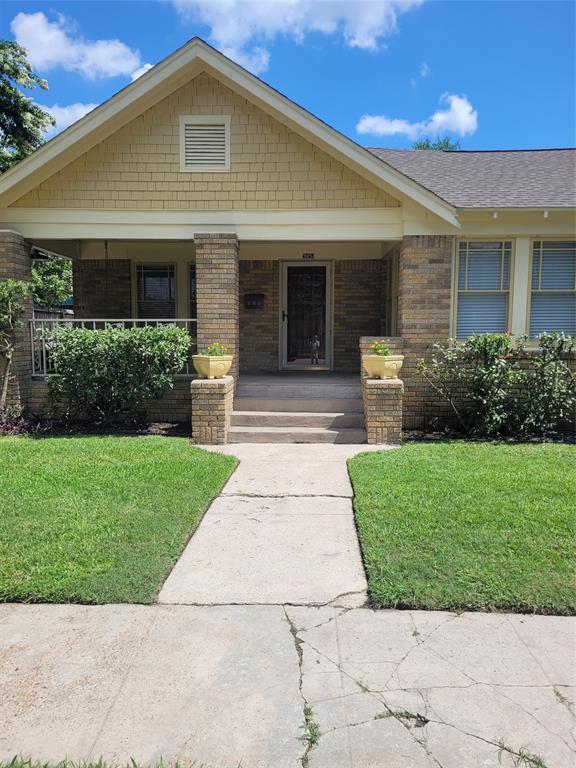 property at 925 W Cottage St