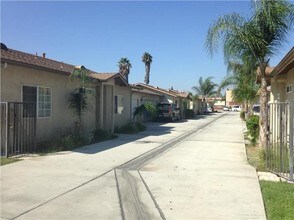 4833-4847 Live Oak St in Cudahy, CA - Foto de edificio - Building Photo