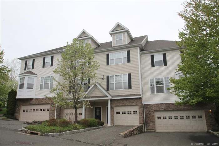 49 Woodcrest Ln in Danbury, CT - Building Photo