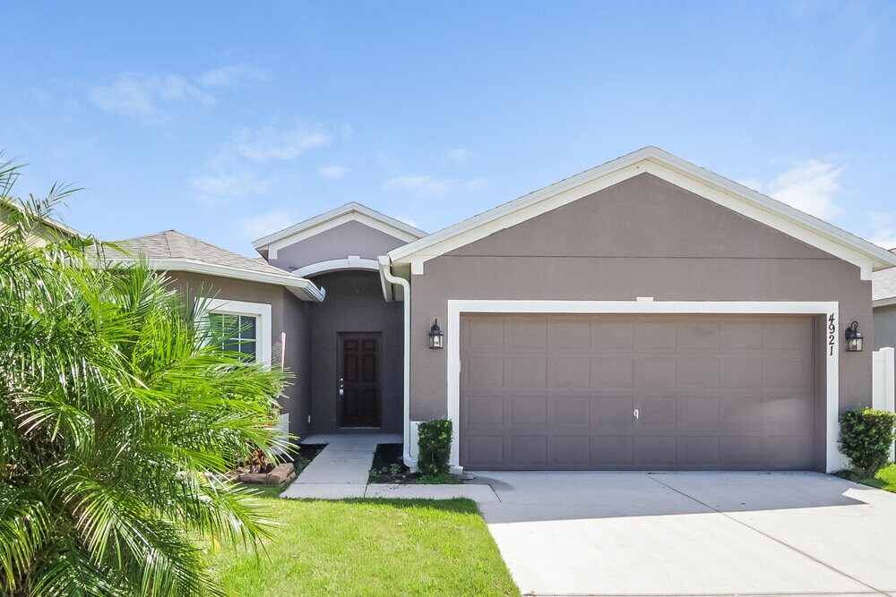 4921 Windbourne Way in St. Cloud, FL - Foto de edificio