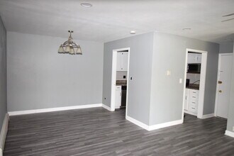 9S070 Lake Dr in Willowbrook, IL - Building Photo - Building Photo