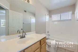 12527 W Edgemont Ave in Avondale, AZ - Foto de edificio - Building Photo