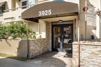 Riverton Apartments in Studio City, CA - Building Photo - Building Photo