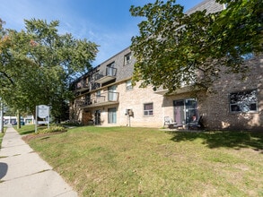 Lisgar Avenue Apartments in Tillsonburg, ON - Building Photo - Building Photo
