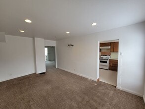 321 W 5th St in Cedar Falls, IA - Building Photo - Building Photo