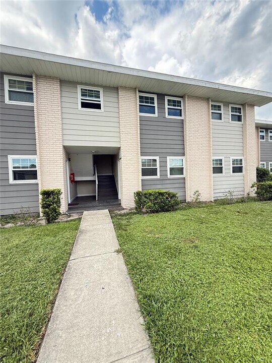 835 Sky Lake Cir in Orlando, FL - Building Photo