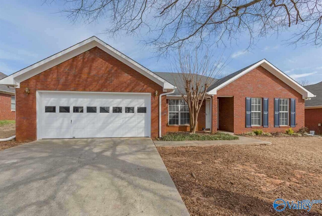 111 Sunnyfield Dr in Madison, AL - Building Photo