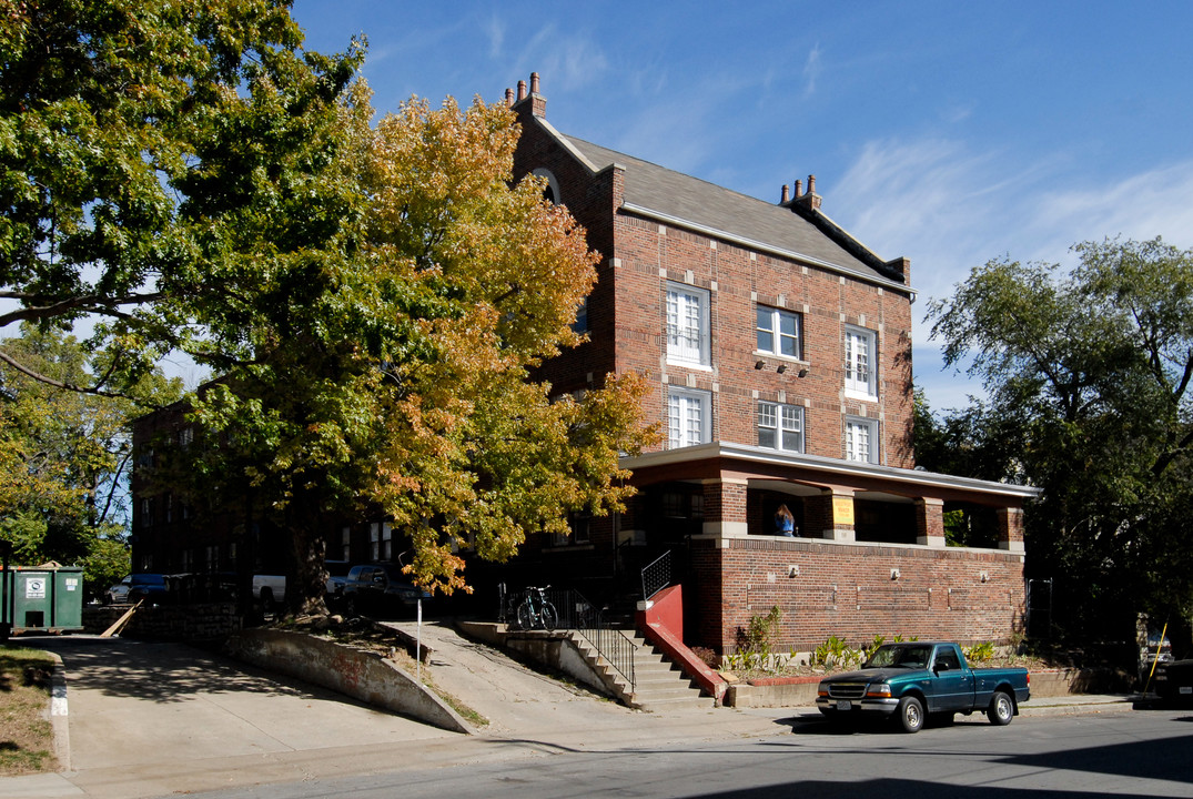 Westport Manor in Kansas City, MO - Building Photo