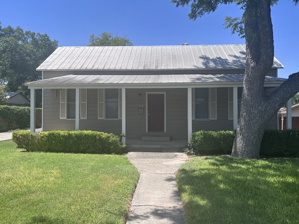 118 E Leona St in Uvalde, TX - Building Photo