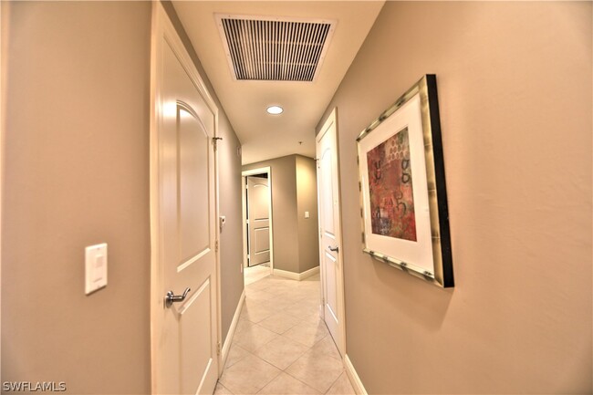 2090 W First St in Ft. Myers, FL - Foto de edificio - Building Photo