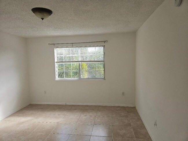 5055 Wiles Rd, Unit 305 in Coconut Creek, FL - Building Photo - Building Photo