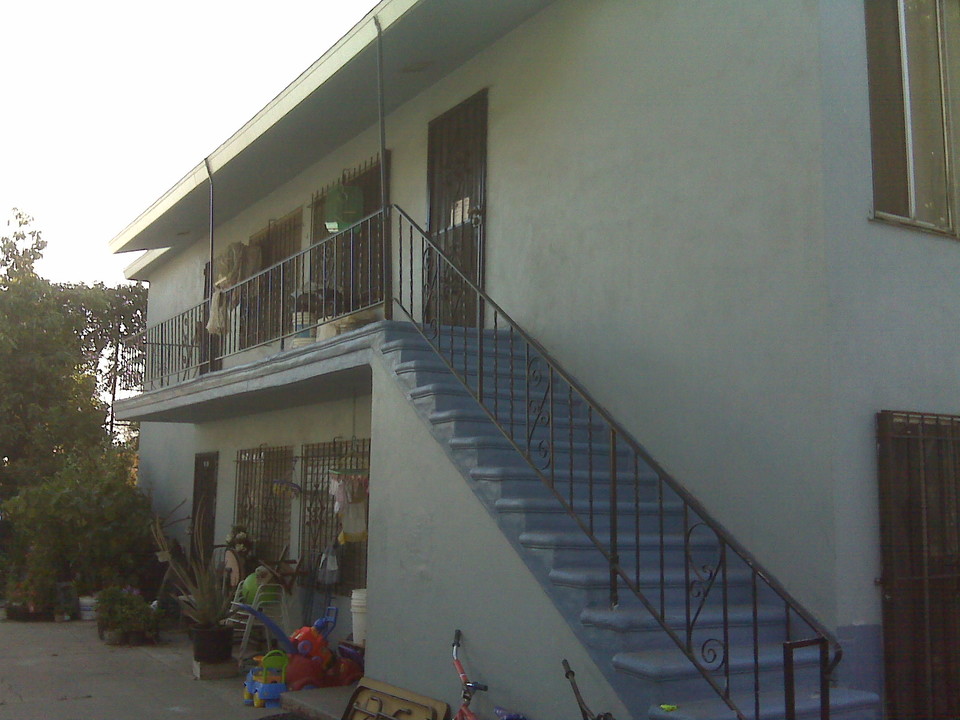 1012 W 17th St in Los Angeles, CA - Building Photo