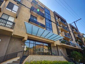7320 Hawthorn Ave, Unit 7320HawthornAve#222 in Los Angeles, CA - Building Photo - Building Photo
