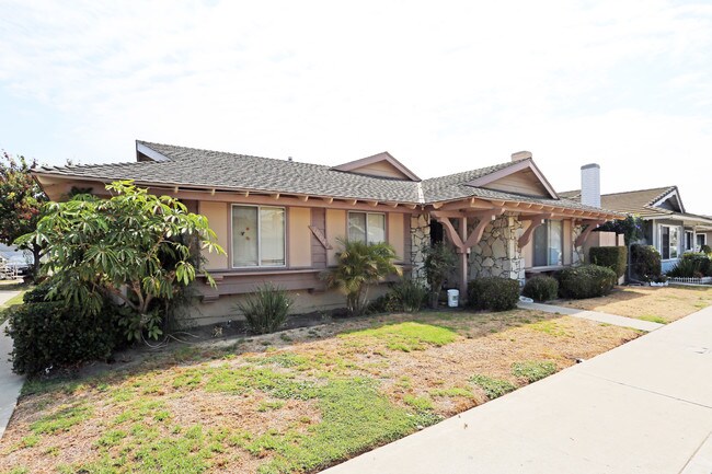 16642 Bartlett Ln in Huntington Beach, CA - Building Photo - Building Photo