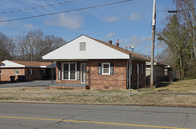 306 E Main St in Dallas, NC - Building Photo - Building Photo