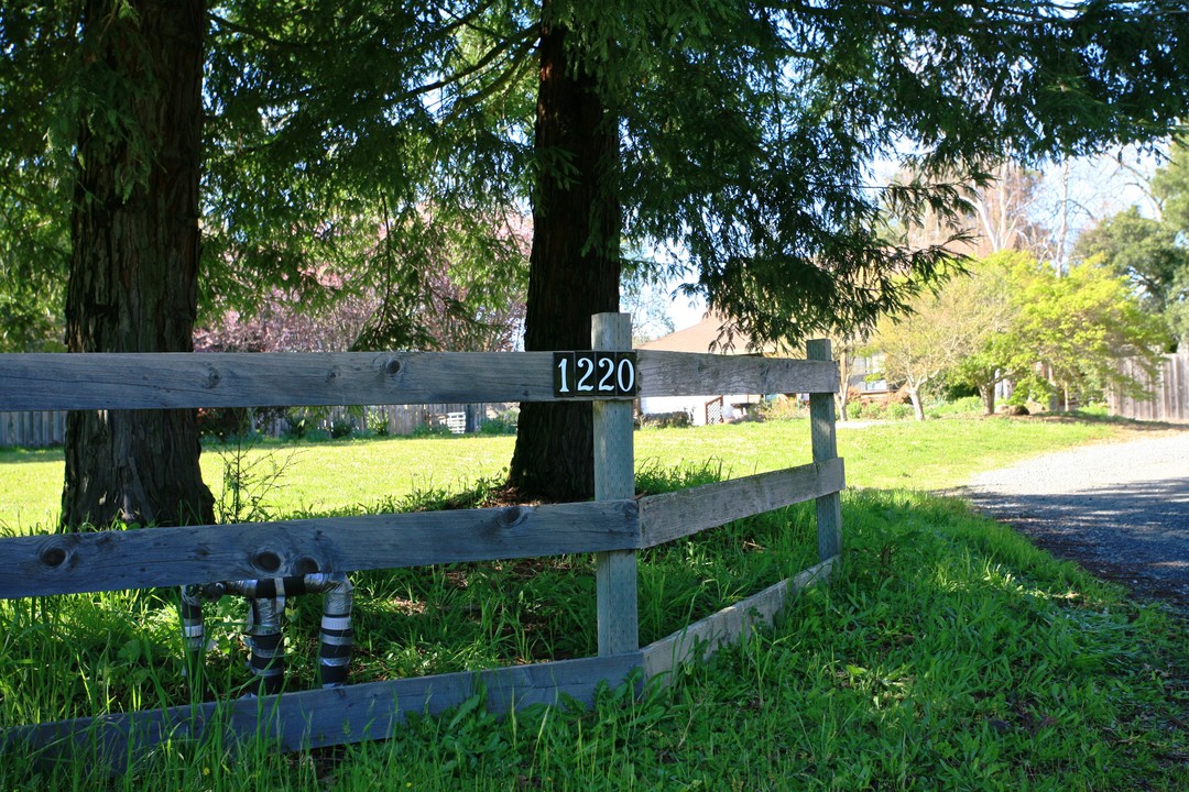 1220 Bloomfield Rd in Sebastopol, CA - Building Photo