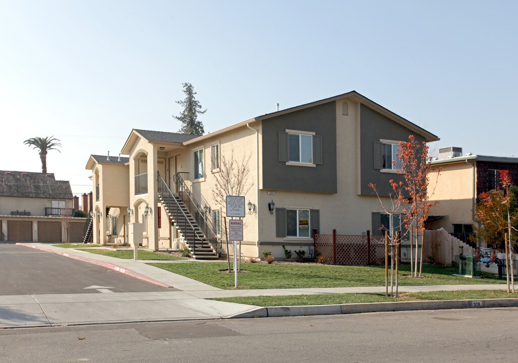 308 N B St in Madera, CA - Foto de edificio