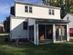 866 Warwick Dr in Sheffield Lake, OH - Building Photo - Building Photo