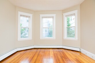 12 Estrella St, Unit 1 in Boston, MA - Foto de edificio - Building Photo