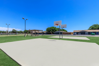 Oak Creek Apartments in Lubbock, TX - Foto de edificio - Building Photo