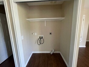 413 Lion Dr, Unit ALL in Leander, TX - Foto de edificio - Building Photo