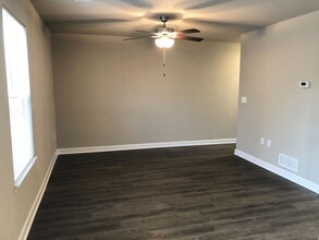 1423 NE Mary Ct in Grain Valley, MO - Building Photo - Building Photo