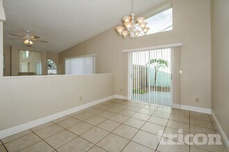 13402 Laraway Dr in Riverview, FL - Foto de edificio - Building Photo