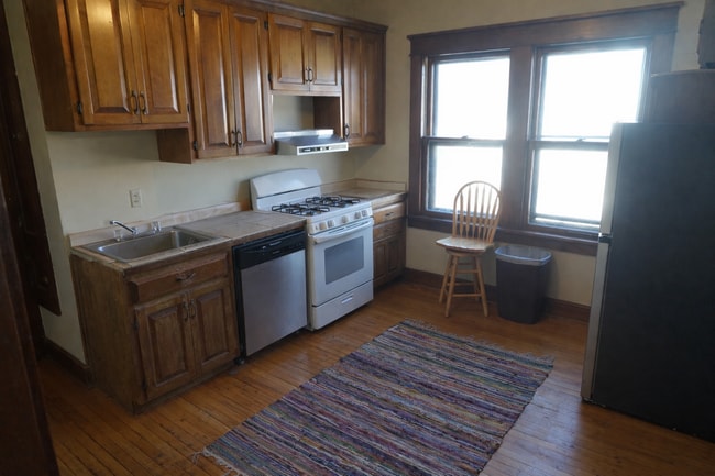 3284 N Oakland Ave in Milwaukee, WI - Building Photo - Building Photo