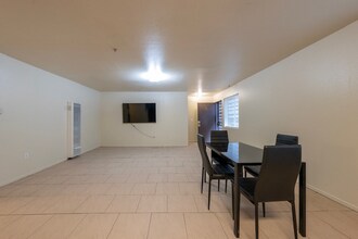 5231 Huntington Dr in Los Angeles, CA - Building Photo - Building Photo